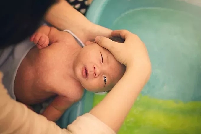 如何给新生宝宝洗澡